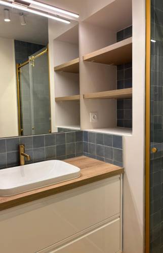  Meuble vasque sur mesure bois clair et carrelage bleu – Paris 17