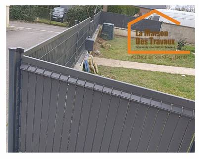 Pose d'une clôture rigide avec occultation