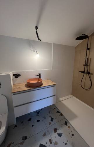 Création de la salle de bain à l’étage lors de la rénovation intérieure de cette ancienne grange.