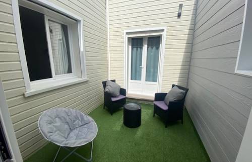 patio intérieur entre la maison et l'extension