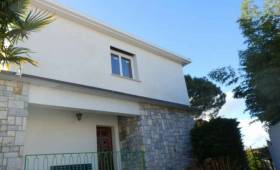 maison blanche avec des pierres 