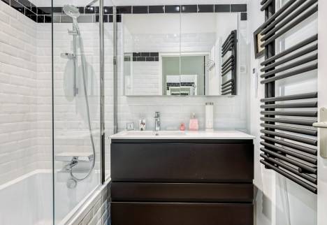 Limonest (69760) : une salle de bains rétro avec faiences métro blanches et noires