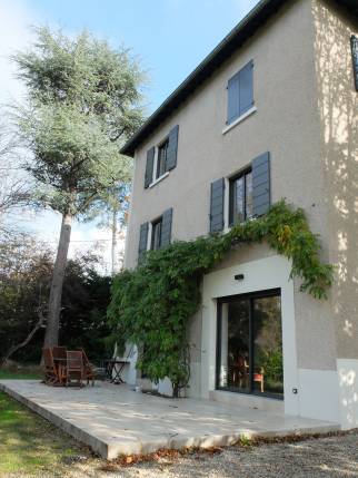 Ecully (69130) : vue d'ensemble de la terrasse en Travertin 