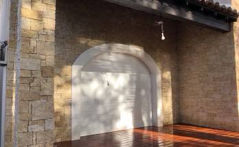 Magnifique parement extérieur en pierre naturelle, des airs de Provence