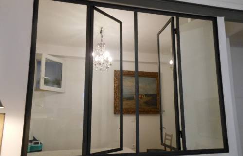 installation verrière atelier sur mesure avec vitrages amovibles pour déliumitation salon salle à manger pavillon à Marines (95640)