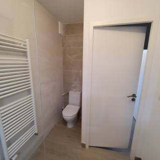 Espace WC dans la salle de bain, carrelage imitation bois et faïence ton pierre pour un espace chaleureux