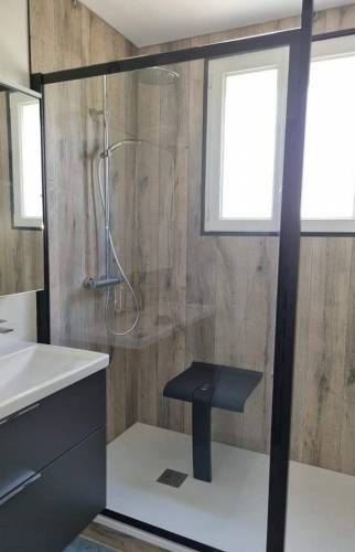 Vue sur le coin douche 