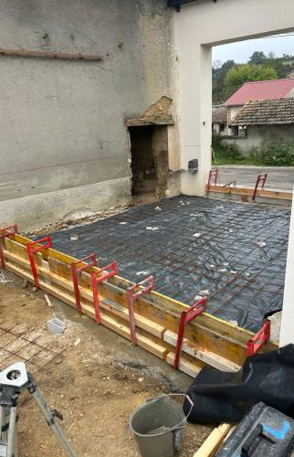 Préparation de la dalle et des fondations pour l’extension reliant la maison et la grange