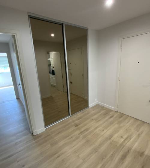Entrée d'appartement rénovée avec portes de placards miroir Alès