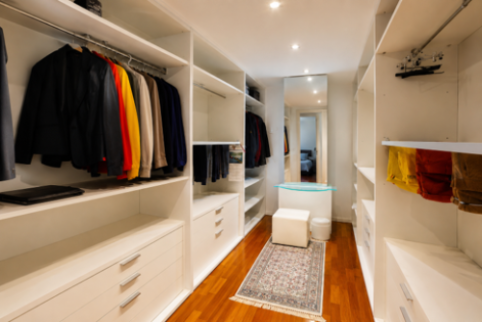 Coiffeuse avec miroir, spots encastrés au plafond
