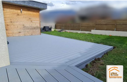 travaux terrasse Megève, entreprise terrasse Sallanches, pose composite extérieur, terrasse sur-mesure Chamonix, terrasse moderne montagne, La Maison des Travaux Chamonix Mont-Blanc