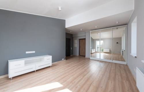 maison avec du parquet en bois et dressing