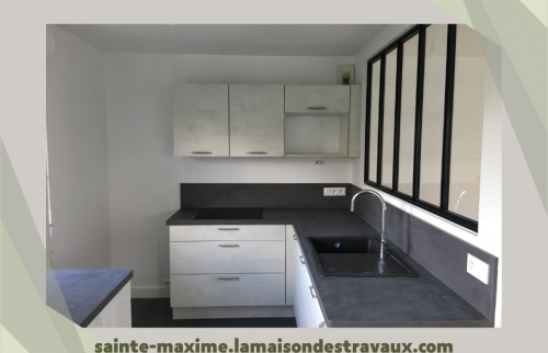 L'Îlot qui a Changé la Donne : Rénovation d'une Petite Cuisine à Sainte-Maxime