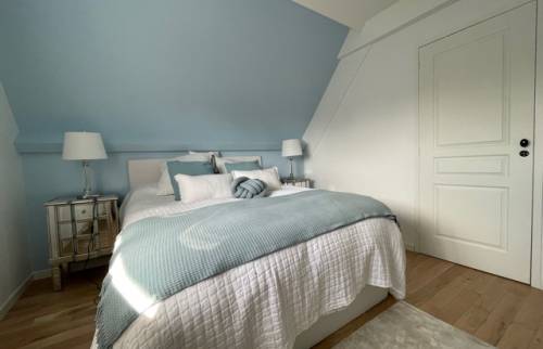 Chambre mansardée bleu et sa porte d'entrée