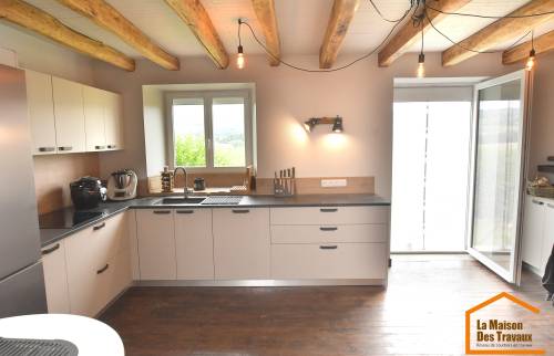 Cuisine rénovée dans une maison ancienne en pisé près de Voiron, après les travaux d'isolation et d'aménagement intérieur.