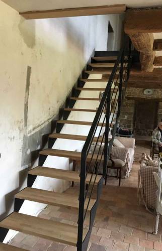 Escalier noir et bois 1/2