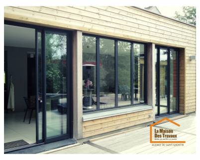 Pose de fenêtres et baies vitrées de l'extension bois