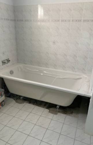 début du chantier avec la dépose de l'ancienne baignoire  