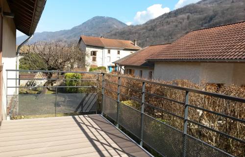 Un joli mélange bois composite et balcon en métal