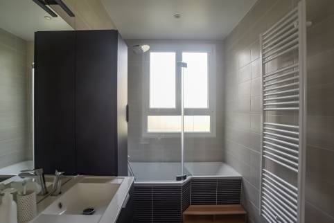 Salle de bains noire et blanche dans une maison de l’ouest lyonnais