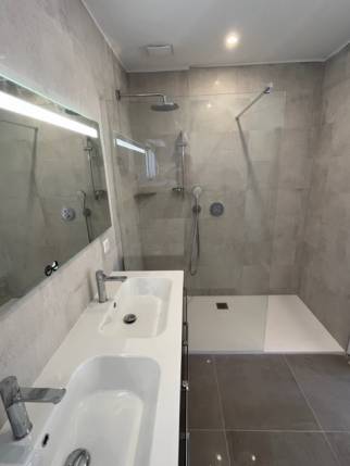 Création d'une salle d'eau de suite parentale avec pose de faïence rectifiée grand format - Nantes 44