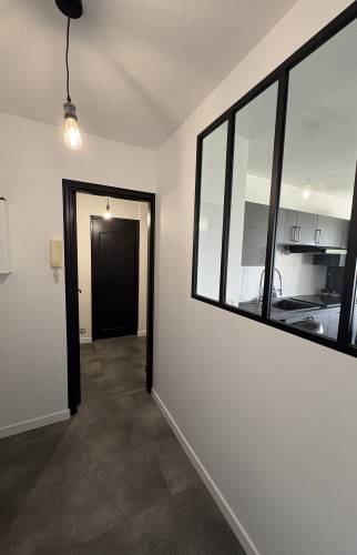 Verrière d’atelier terminée avec vue depuis le couloir