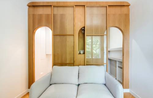 Petite niche au-dessus du canapé-lit pour un rangement astucieux