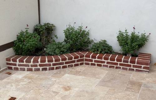 Un massif le long de la terrasse
