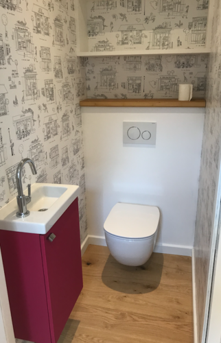 Le papier peint a trouvé sa place dans les wc