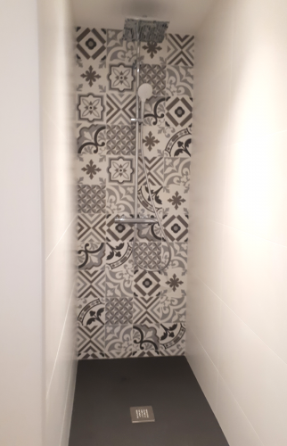 Grande douche à recevoir plat ardoise et sa faïence déco carreaux de ciment