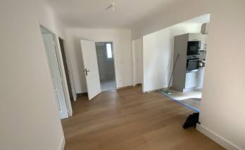 cuisine décloisonnée vers hall entrée maison La Maison Des Travaux Alès