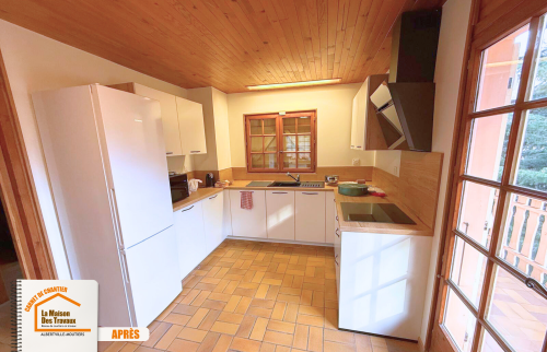 transformation cuisine fermée, travaux rénovation Albertville, cuisine sur-mesure chalet, optimisation espace cuisine, rénovation maison ancienne Savoie, La Maison des Travaux Moûtiers