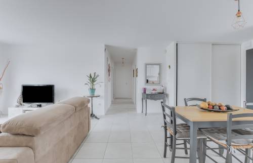 Vue sur le couloir rénové pour la maison du Pradet