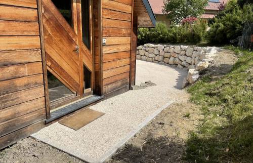 une allée piétonne qui va jusqu'à la porte d'entrée