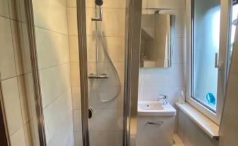 Douche, meuble lave main, carrelage à Saint Louis