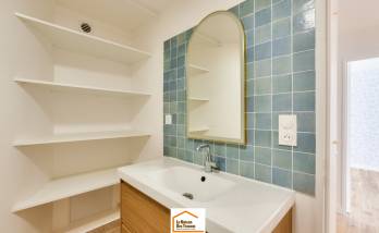 colombes-92700_salle-de-bain-optimisee_03-meuble-vasque-miroir-carrelage-bleu