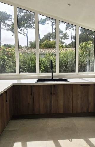 Une vue directe sur le jardin depuis la nouvelle cuisine