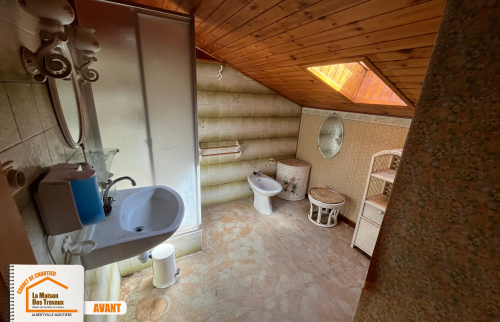 rénovation salle de bain chalet, poêle moderne remplacement cheminée, aménagement escalier PVC