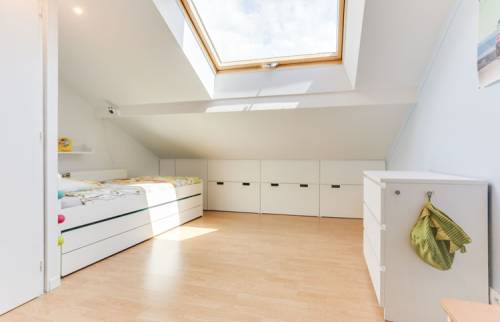 combles aménagées en chambre avec rangements placards