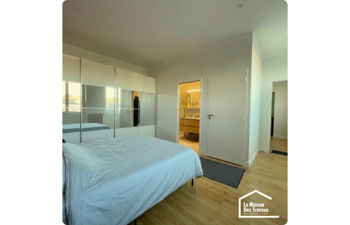 Chambre avec salle de bain rénovée 