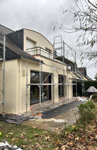 Isolation thermique par l’extérieur en cours mur arrière maison