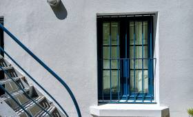 Ferronnerie d'escalier et fenêtre