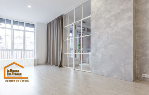 Rénovation élégante d’un appartement avec verrière sur-mesure et finitions modernes à Vesoul.