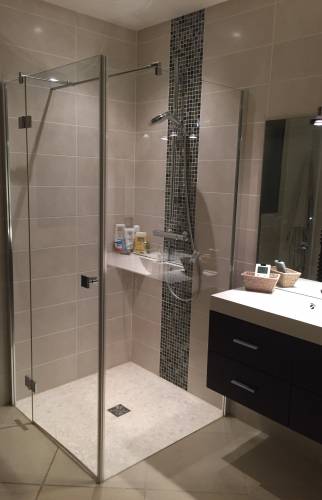 Pose des parois de protection verre translucide douche à l'italienne - Trilport (77470)