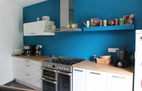 Un mur bleu pour ajouter du caractère à la cuisine