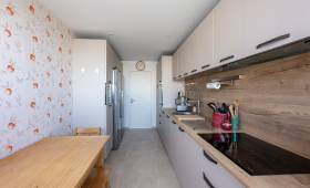 Cuisine entièrement rénovée qui donne la pêche ! Appartement situé à Cailloux sur Fontaines 