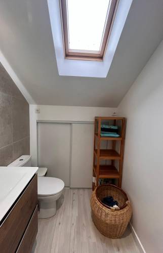 Le placard coulissant créé dans la sous-pente pour optimiser les espaces de rangement