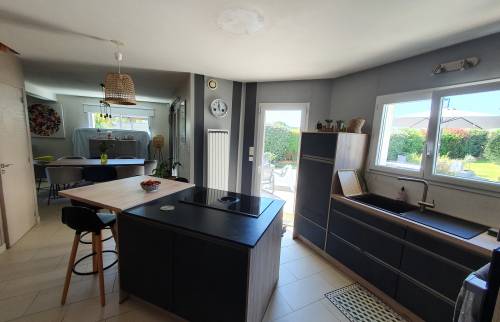 Cuisine rénovée avec plan de travail en granit à Pont-Péan