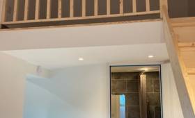 Accès au second étage de la mezzanine après création escalier bois pin massif vue sur la balustrade de sécurité - Cergy - 95000 -
