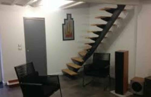  escalier ajouré sans rambarde à la courbe très aérienne.